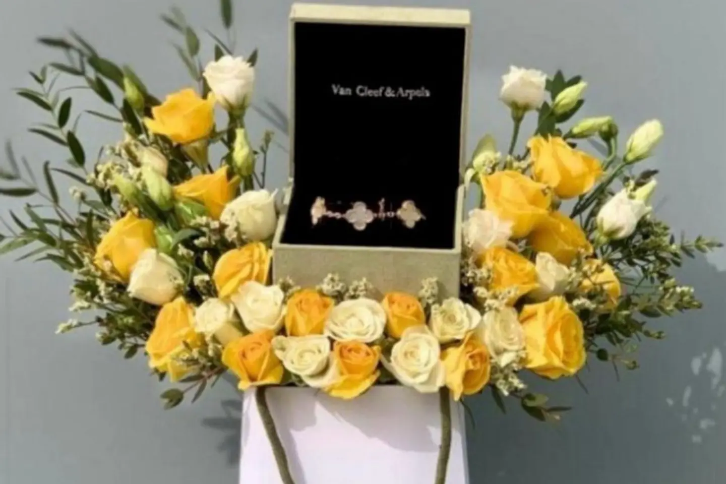 سوار فان كليف أند آربلز بتنسيق الورود