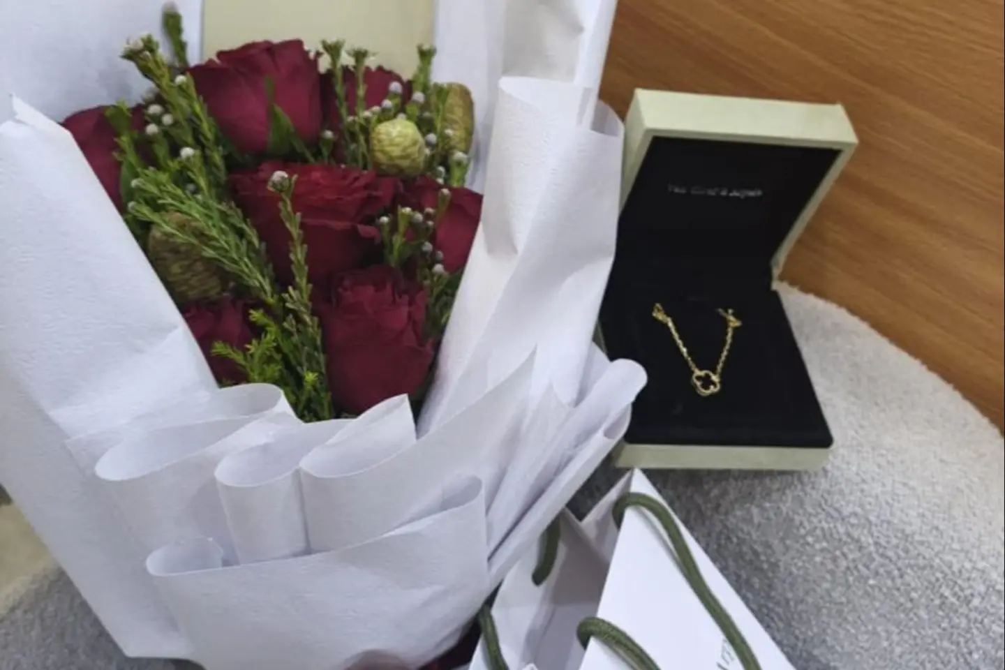 سلسلة فان كليف أربيليس بتنسيق الأزهار س