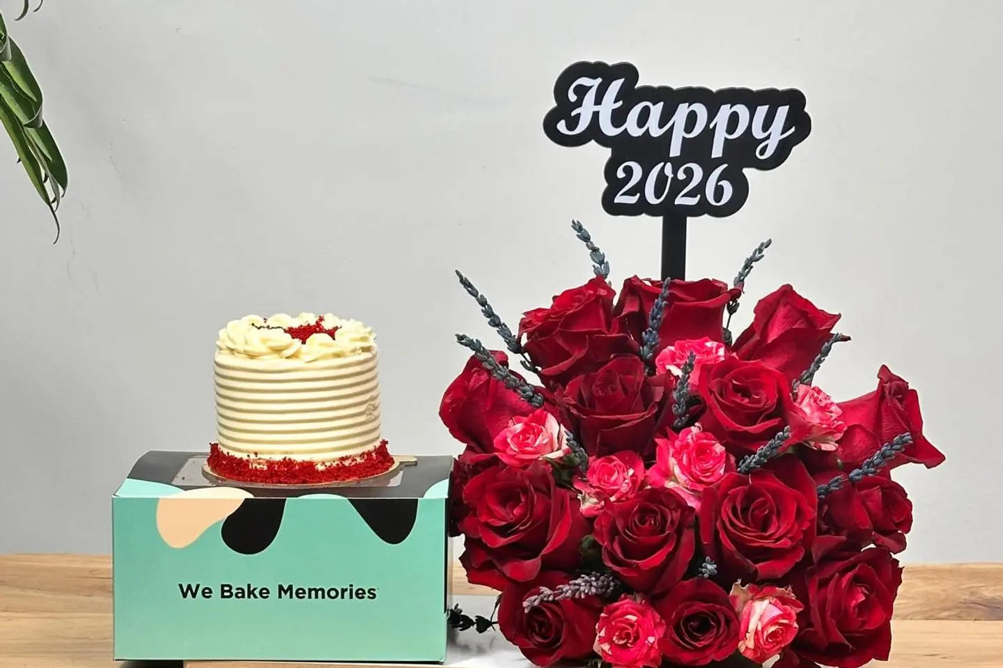 هدايا السنه-كيكة مع جوري احمر