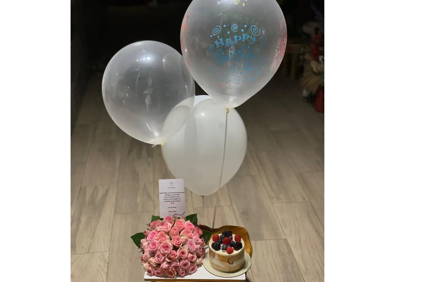 جاناش الميلاد بالون وردقاعده كيك