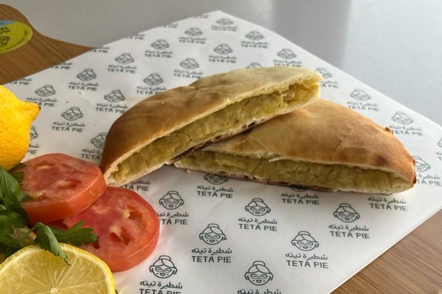 شطيرة بطاطس مهروسه بالزبده