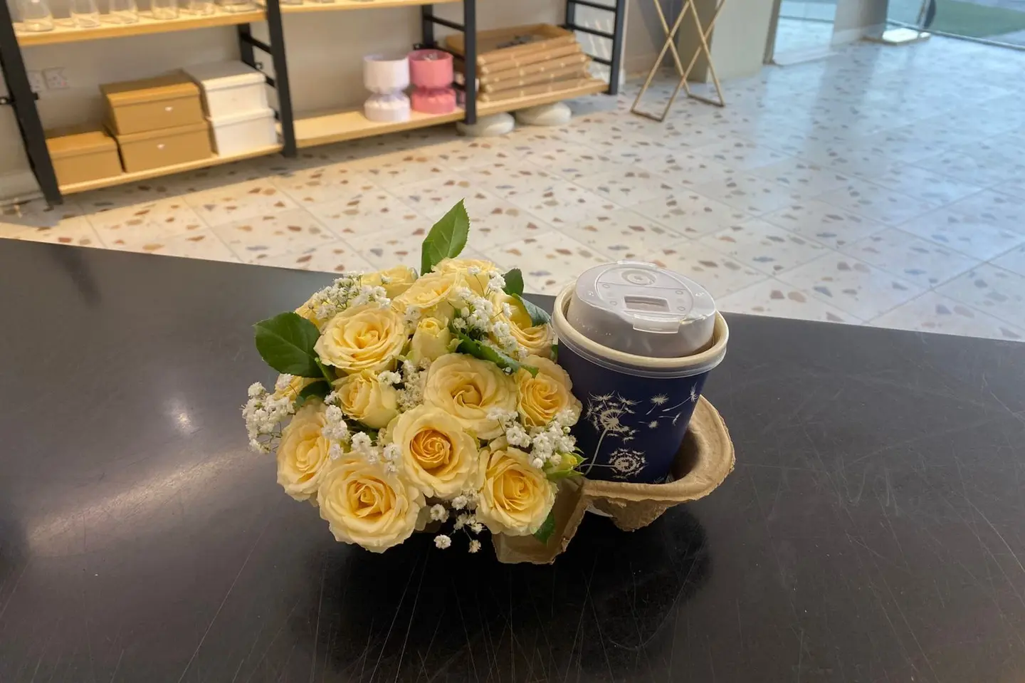 ورد احساس وقهوة