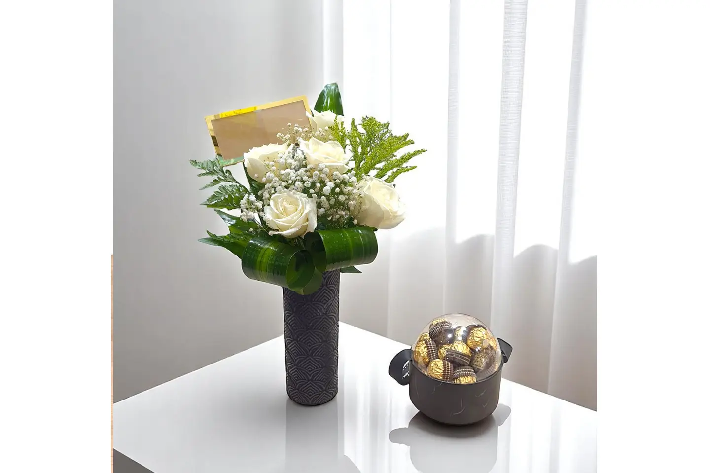 شوكلاته روشية و ورد على قاعة مع ظرف