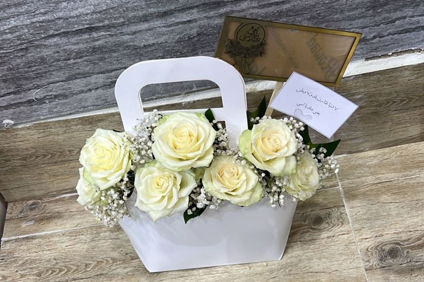 سلة شنطة ورد مع ظرف اكريليك