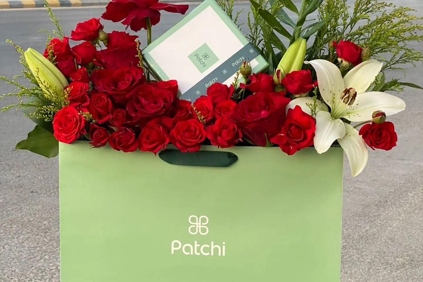 تنسيق شوكولاتة باتشي مع الجوري الاحمر