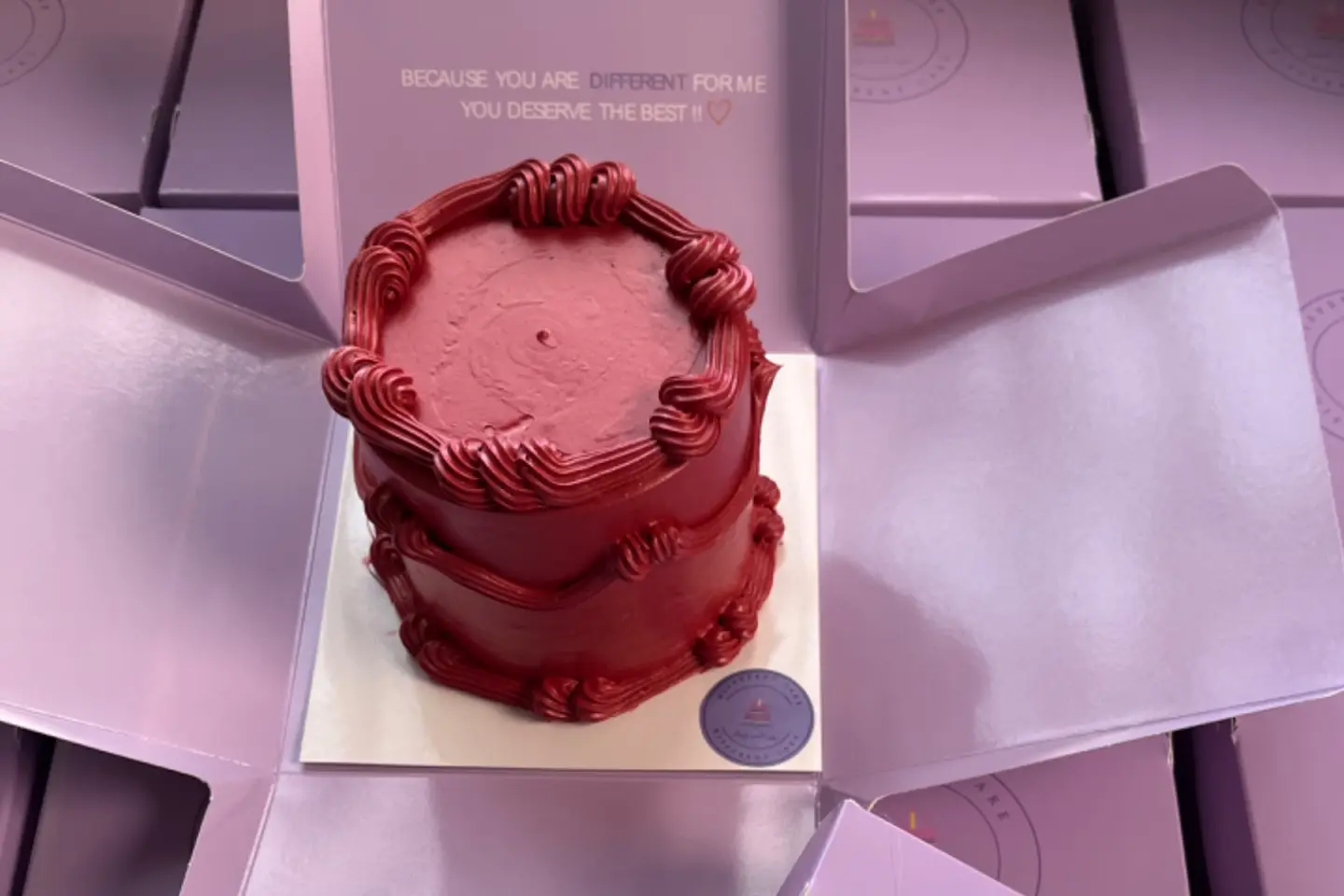 كيك باللون البرغندي