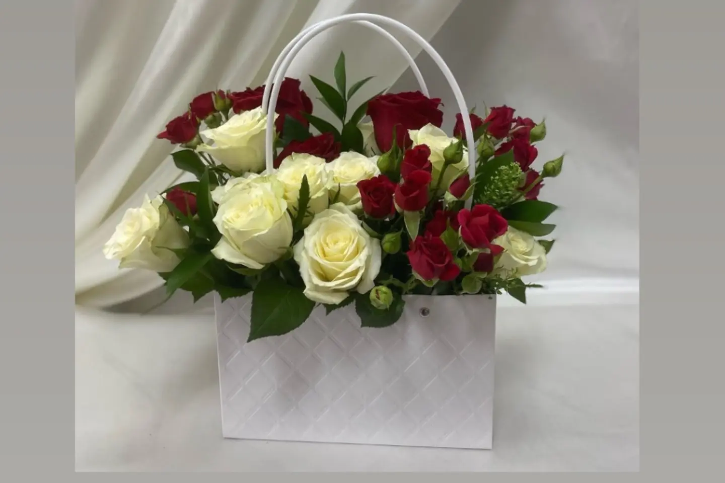 حقيبة يد مزينة بالزهور