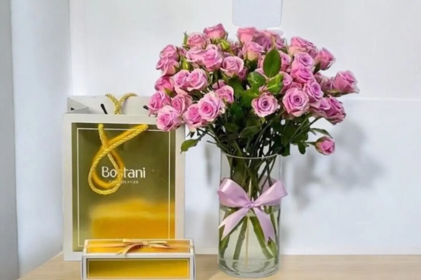 فازة البيبي روز البنكي مع شوكلاتة بستاني ٢٠ غصن