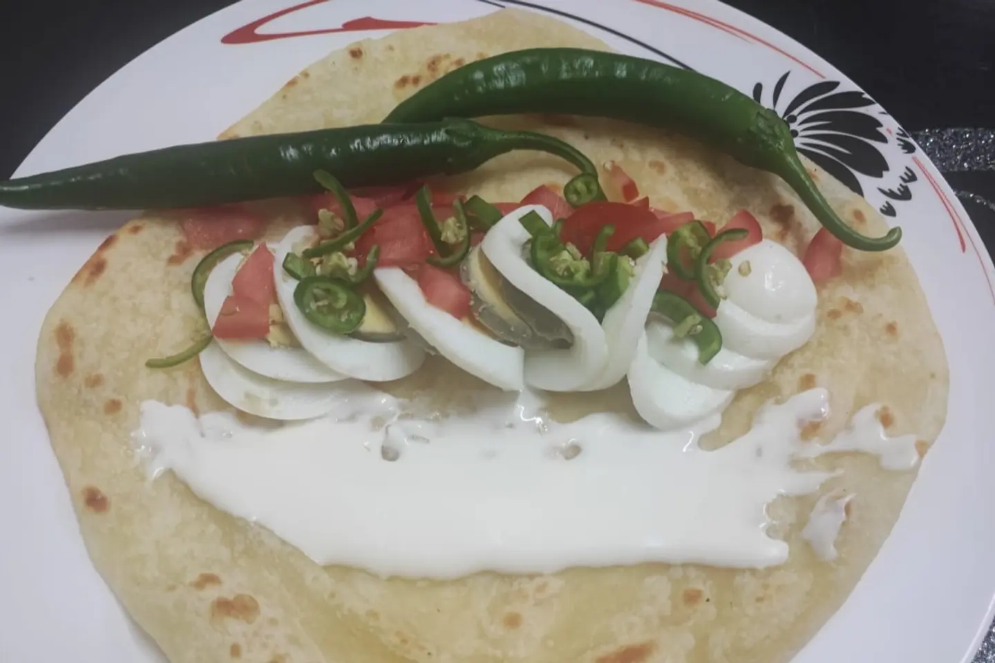 بيض مسلوق على خبز هندي