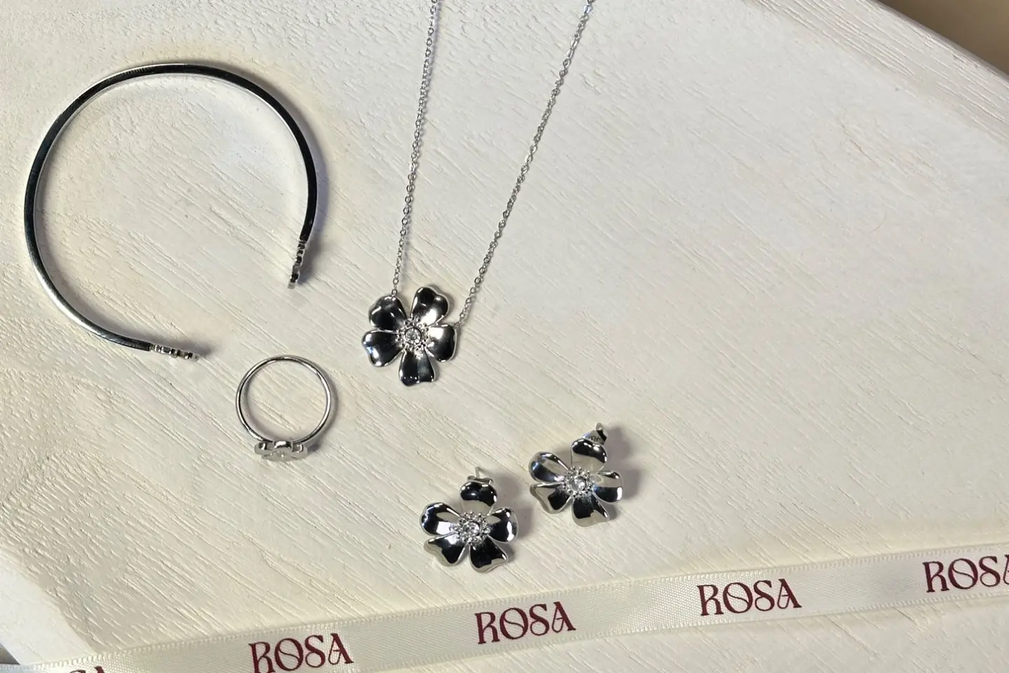 طقم روزا - جودة عالية وفخامة لا توصف مطلية بالذهب و الفضة ضد الصدى ضمان عاللون مدى الحياة تصاميم عصرية وانيقة لا تسبب الحساسة