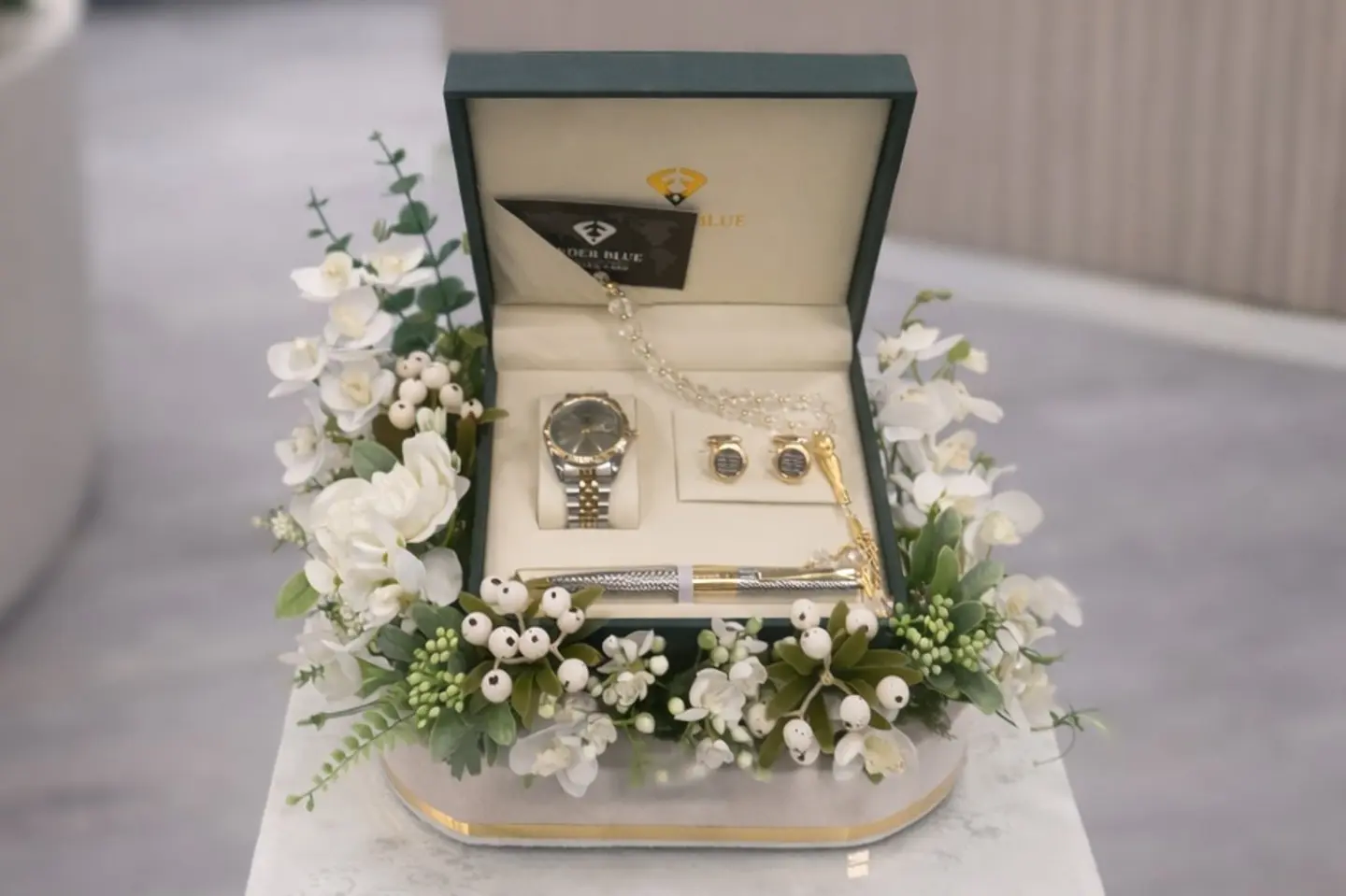 هدية خاصة اكسسوارات رجالية فاخرة مع ورد صناعي