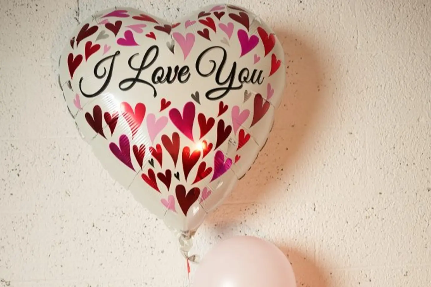 بالون قلب كبير ابيض مع قلوب كثيرة