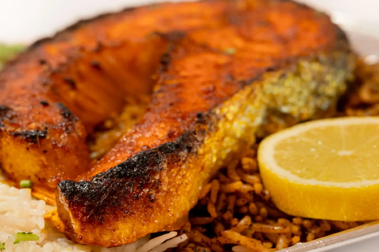 سمك سلمون مشوي سادة