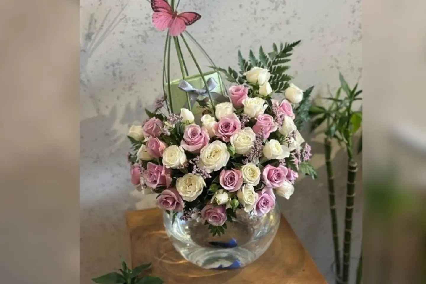 فازة ورد مع شوكولاتة وسمكة فايتر