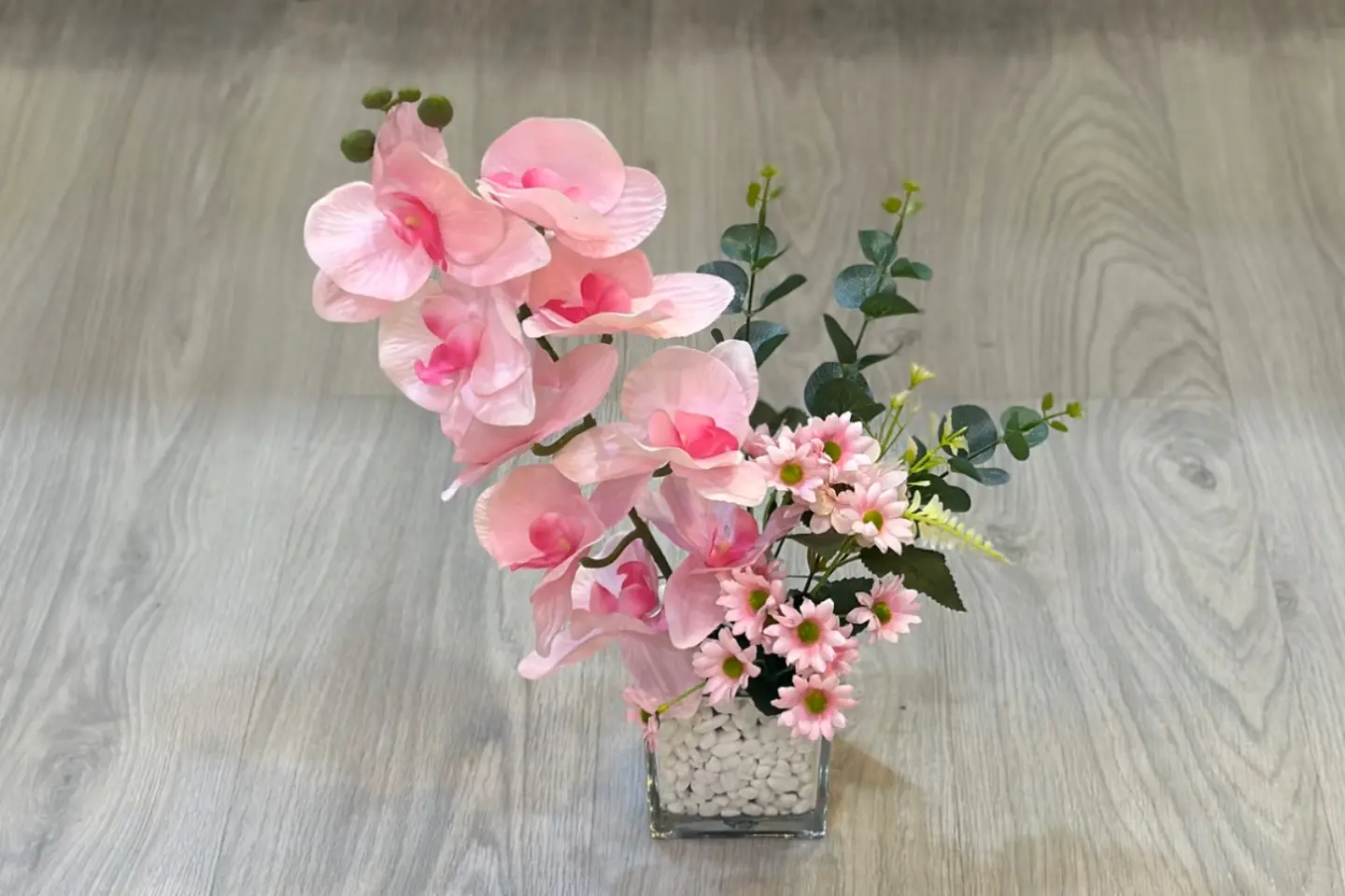 فازة مربع مع ورد صناعي