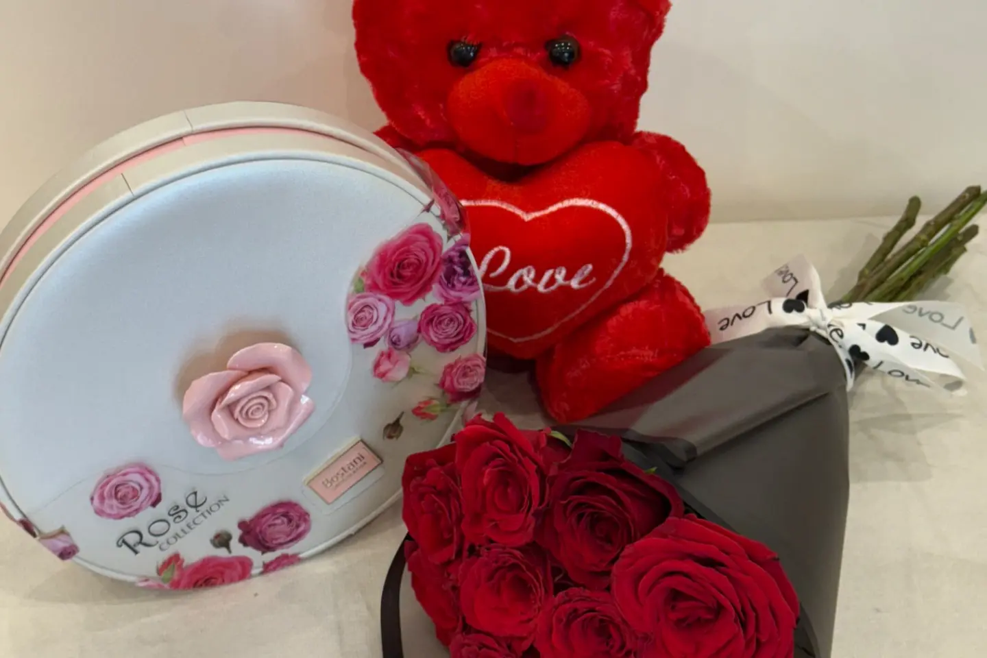 بوكيه الاحمر مع دبدوب وشوكلاته بستاني ٣٠