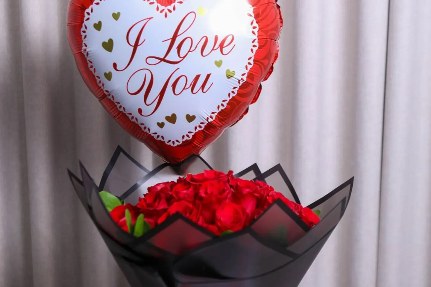 باقة الورد الاحمر مع بالون قصدير