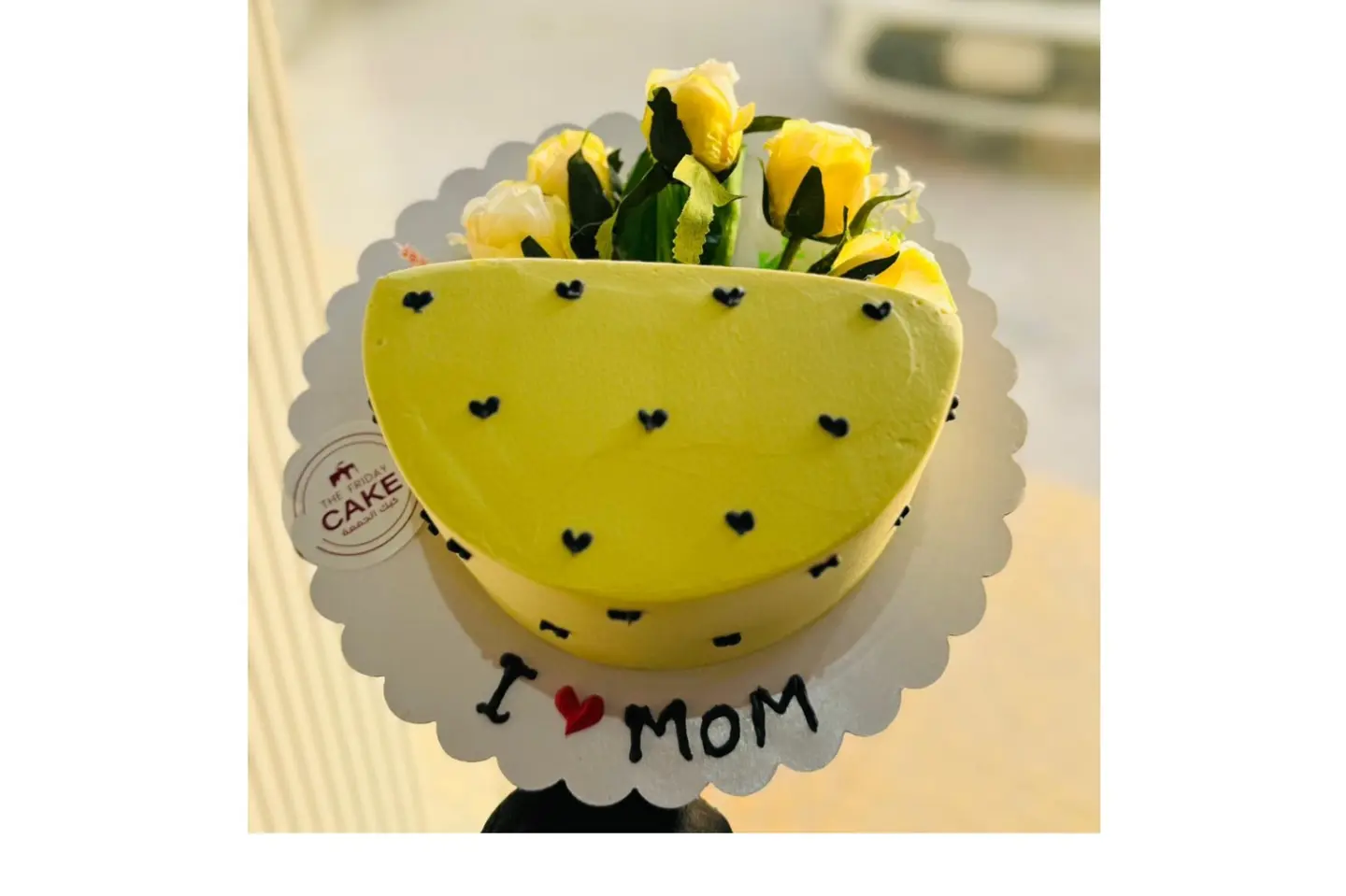 كيك الام بالورود الصفراء