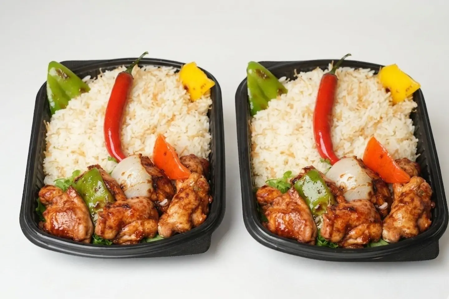 ⁠٢ طبق شيش طاووك مع الارز بالشعرية