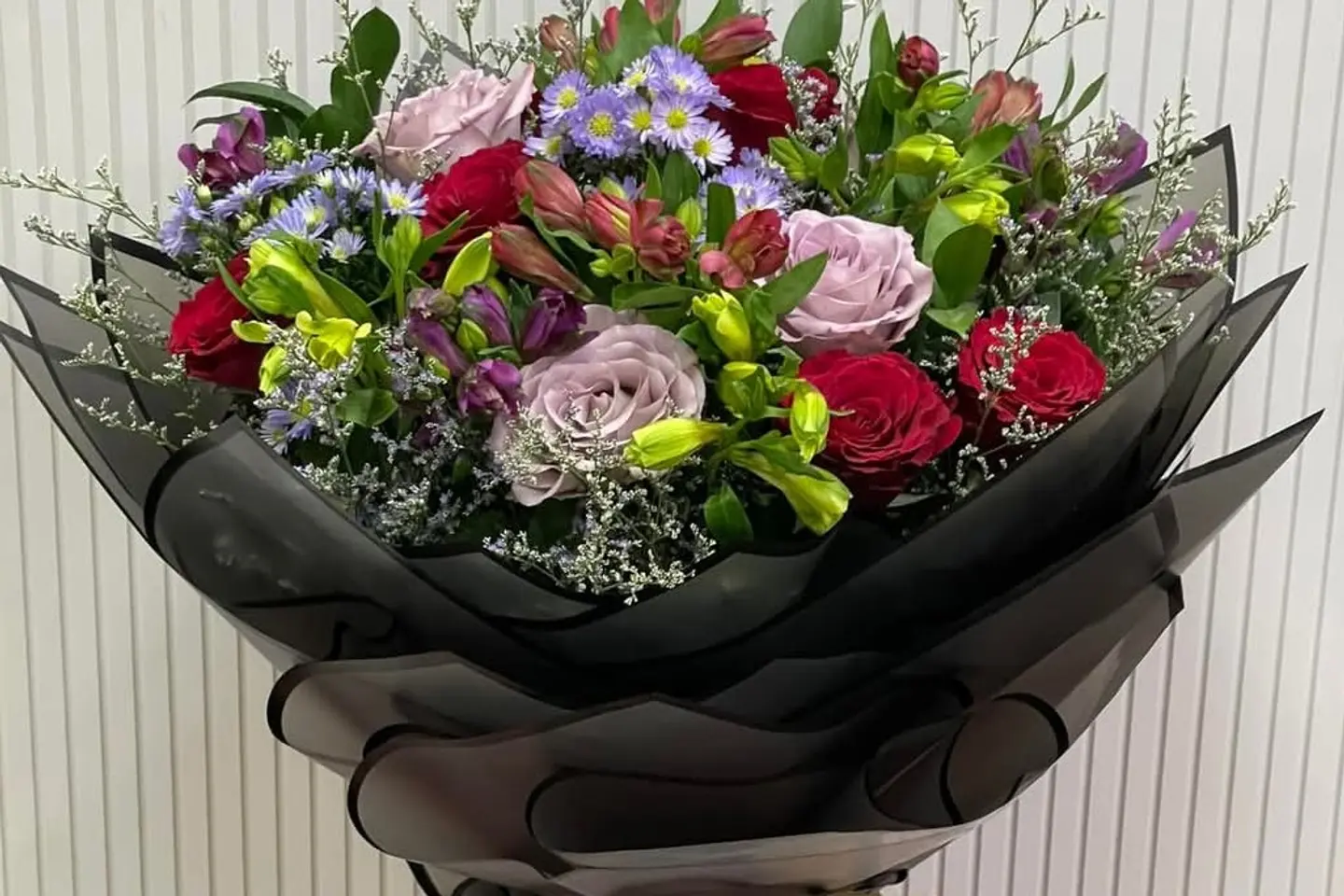 باقة زهور حمراء