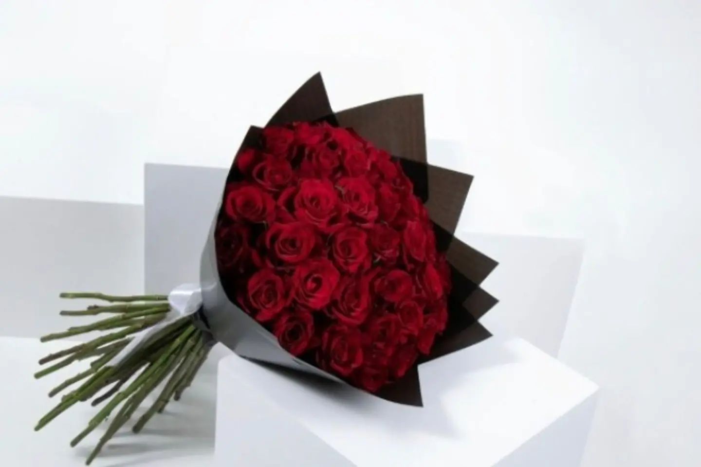 باقة حمراء داكنة