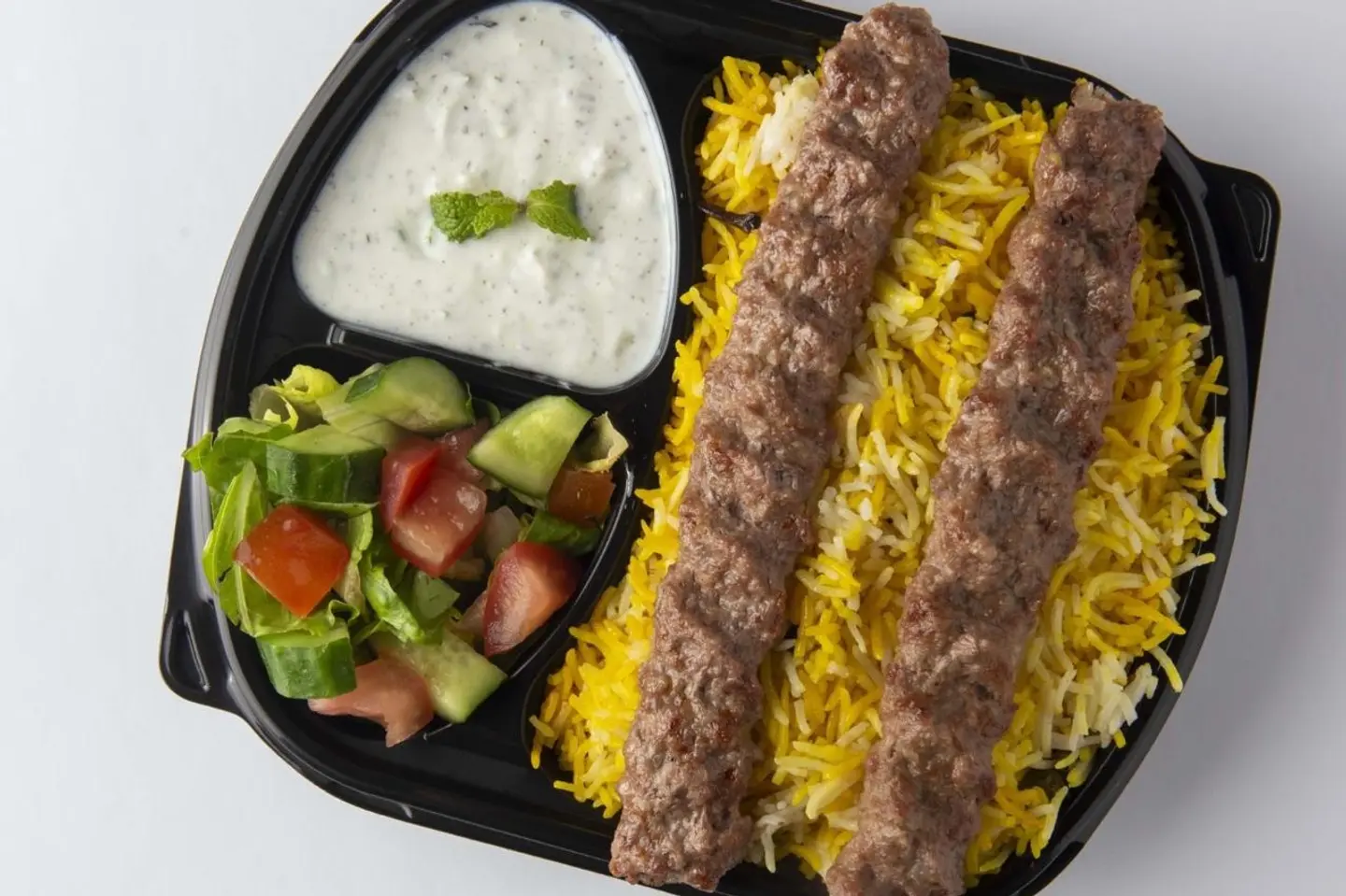 وجبة شخص كباب اللحم مع الأرز
