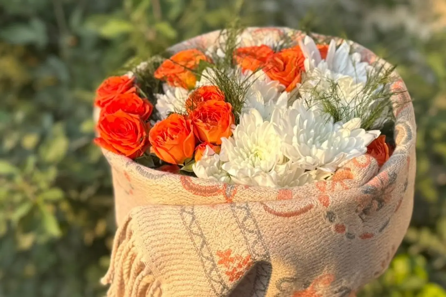 باقة ورد مع شال كشميري بيج