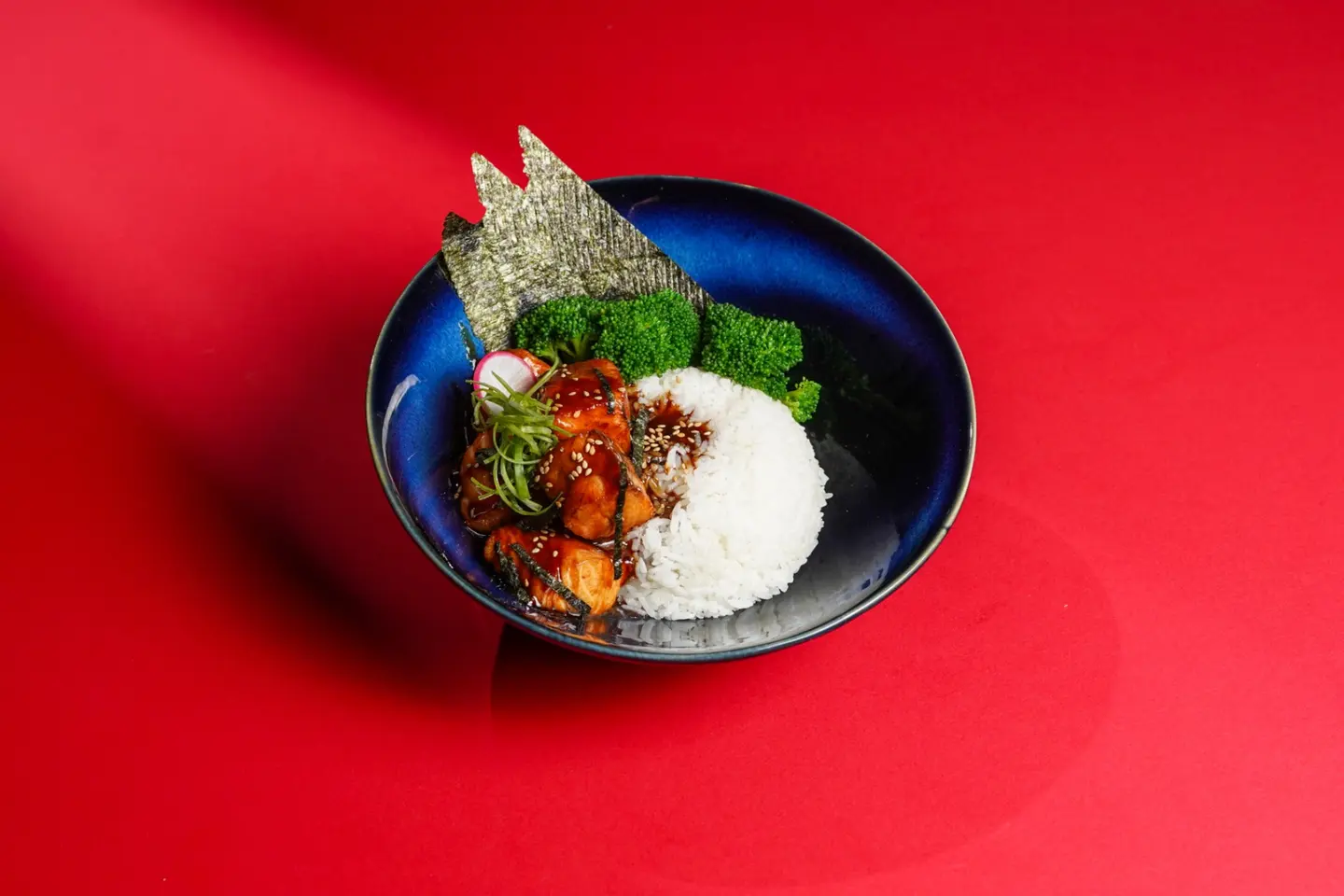 ﻗﻄﻊ ﺳﻤﻚ اﻟﺴﻠﻤﻮن اﻟﻤﻜﺮﻣﻞ