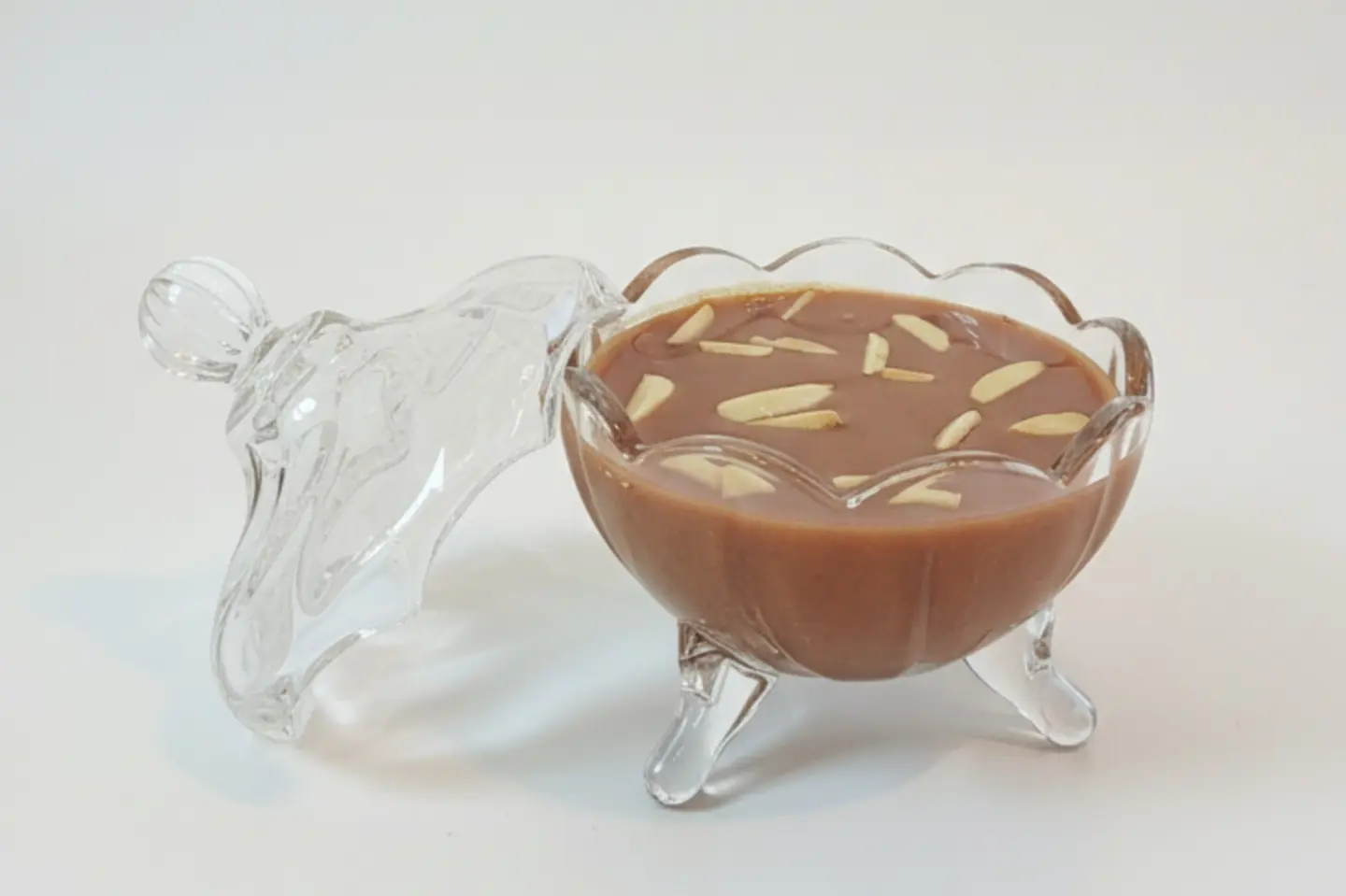 حلا بن عربي مزين باللوز الشامي في علبة كريستالية أنيقة