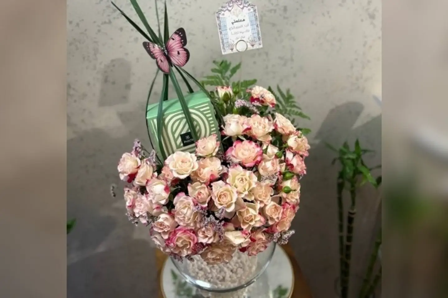 شكولاته باتشي مع ورد وكرت ليوم المعلم