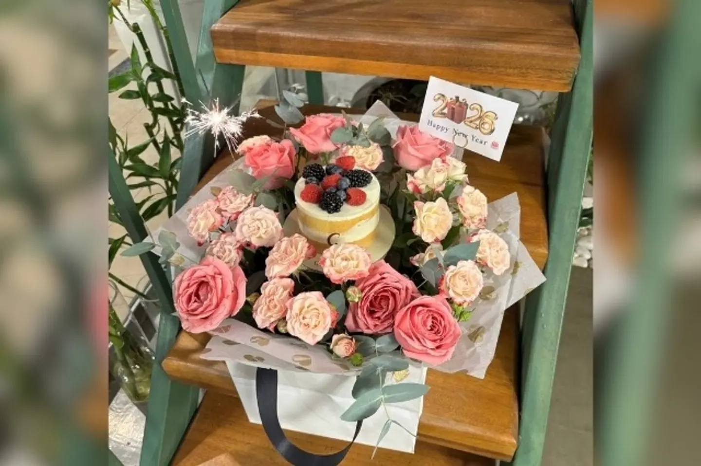 هدية مميزة بمناسبة السنة الجديدة كيك مع ورد