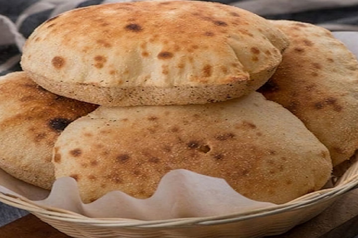 رغيفان من الخبز المصري
