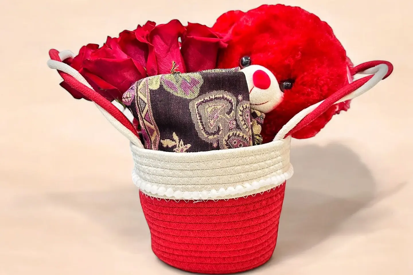 سله مع الورد والدبدوب والشال