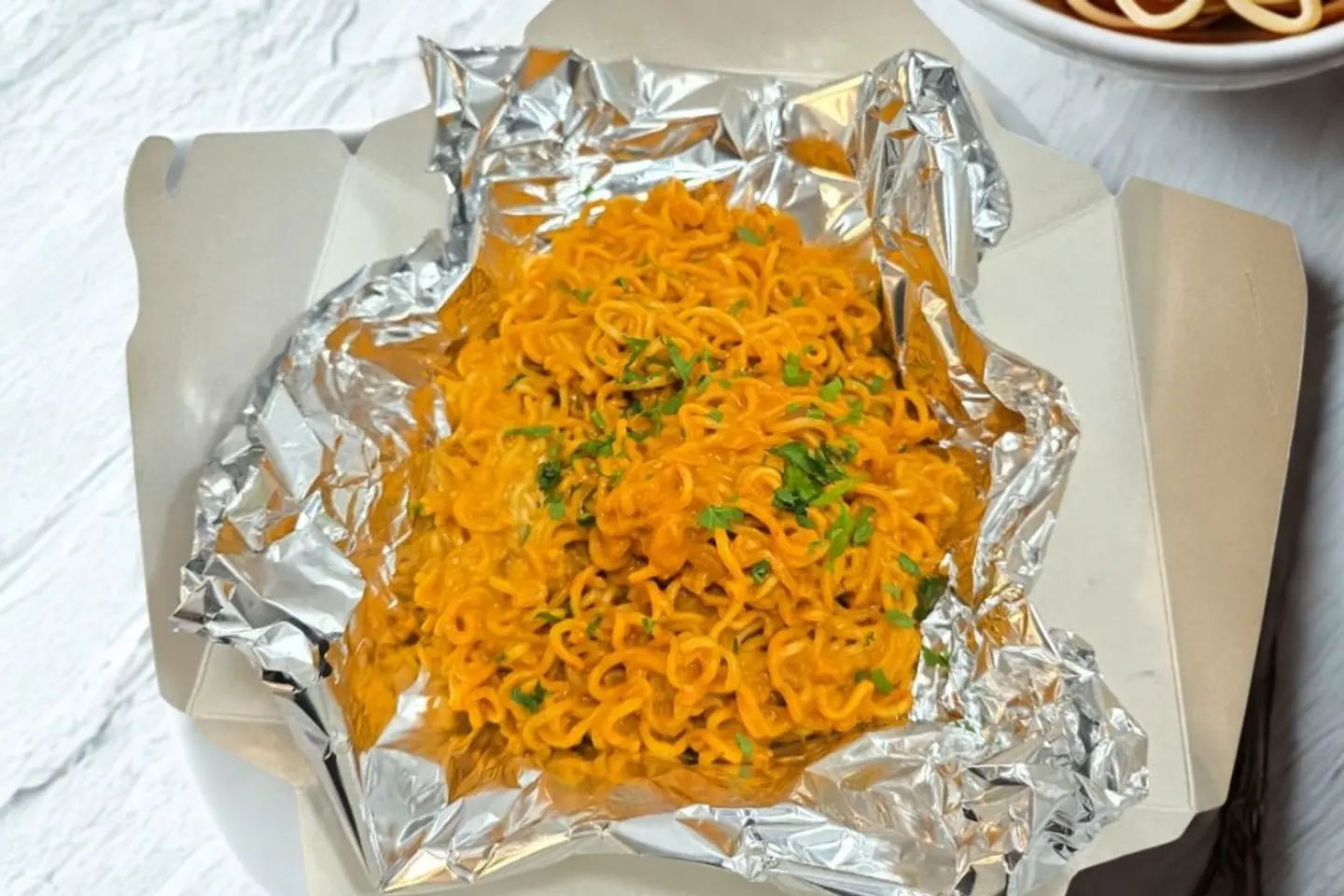 اندومي بالجبن والصوص الخاص