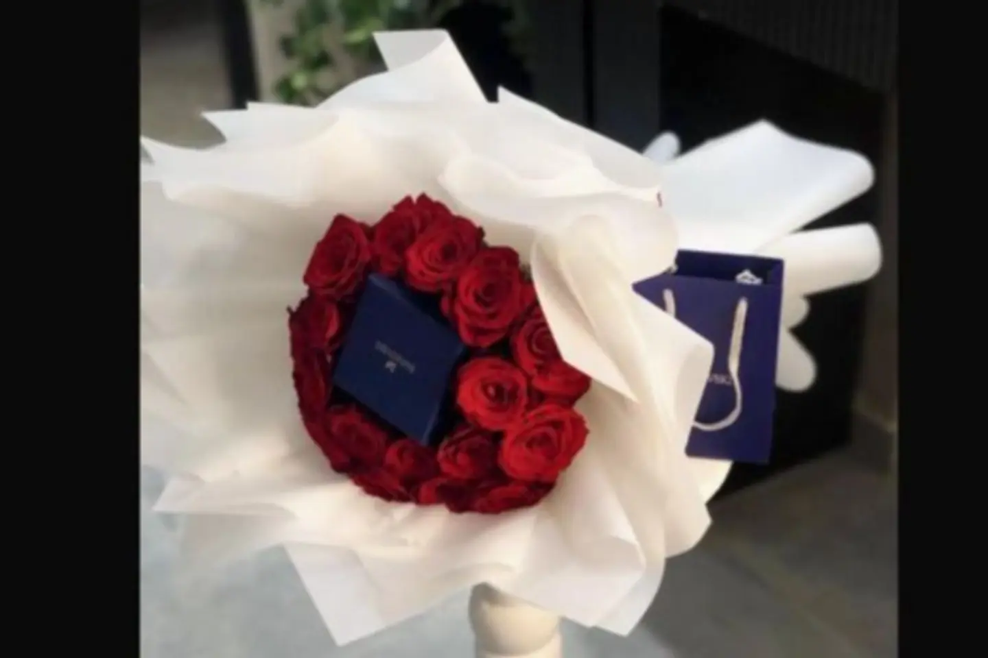 سلسسلة سواروفسكي مع باقة احمر