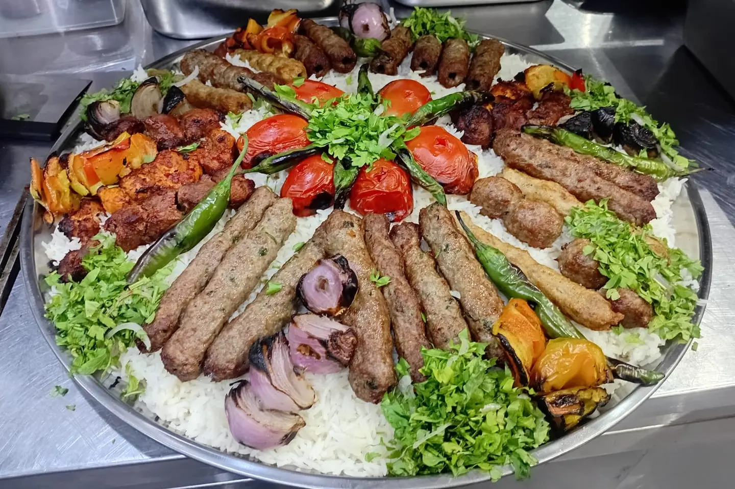 تبسي لستة افراد