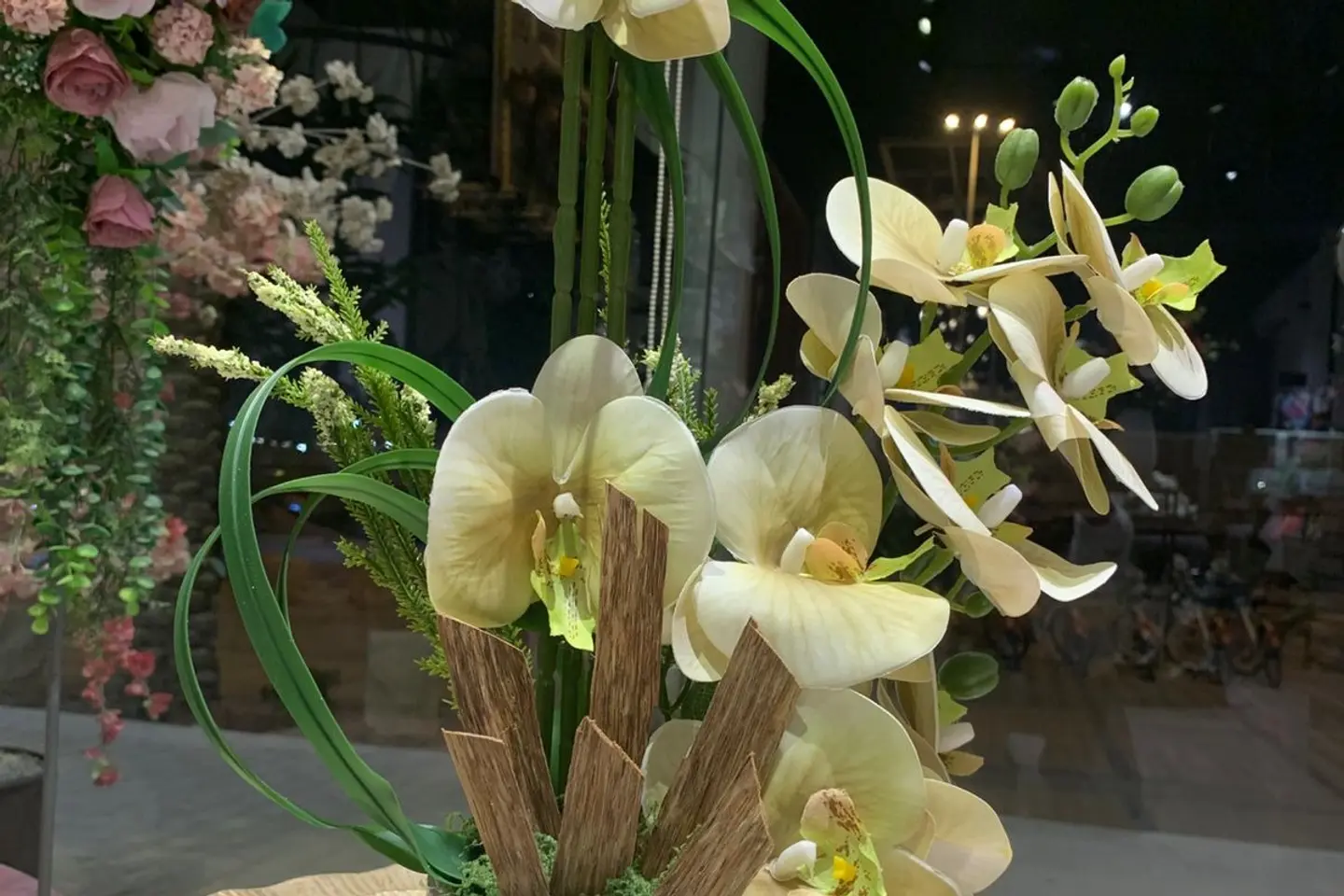 تنسيق أوركيد عاجي فاخر مع بخور فيتنامي أصلي