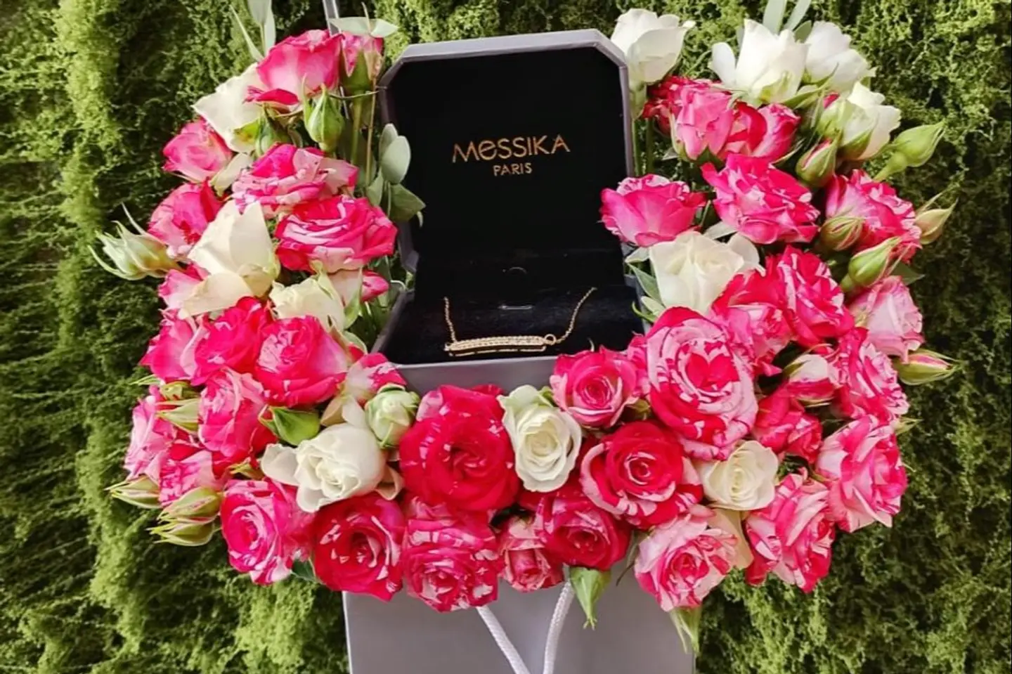 سلسلة مسيكا بتناسق مع الورود