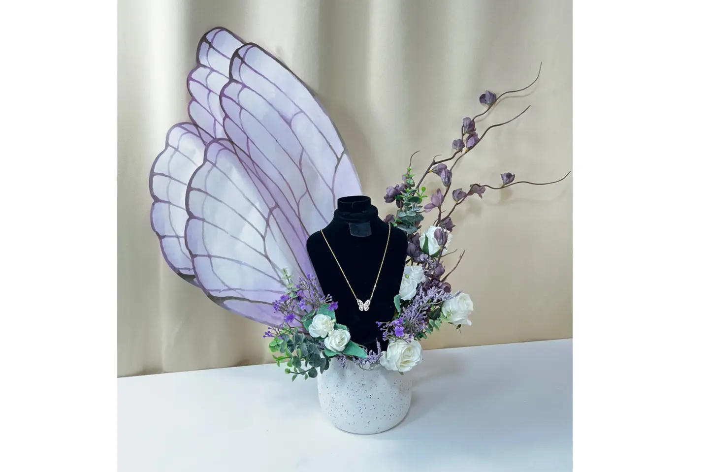 فازة قلادة الفراشة