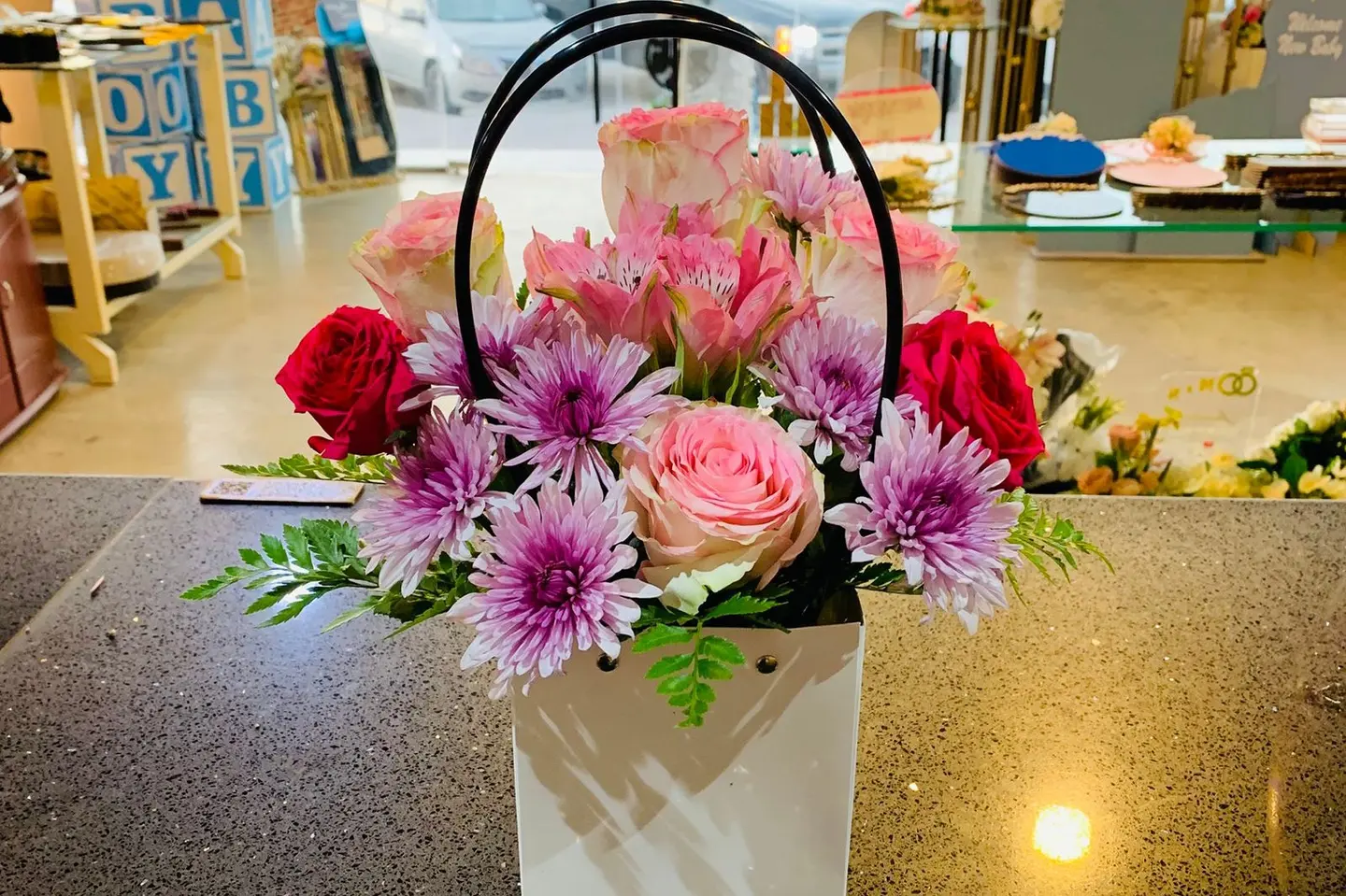 كيس مع بوكيه ورد