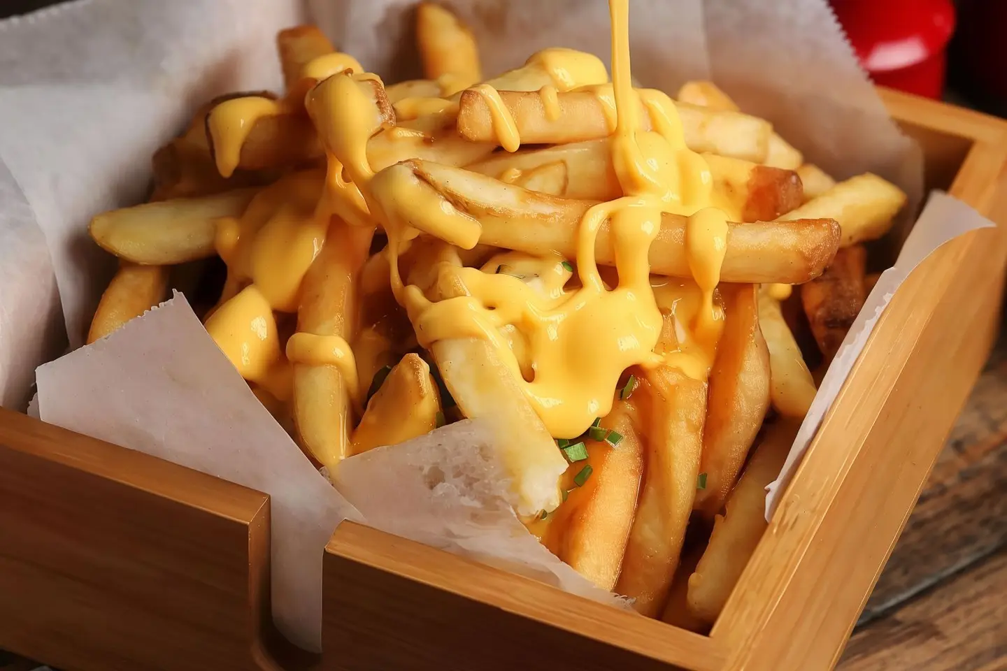 بطاطس مقليه مع صوص الشيدر