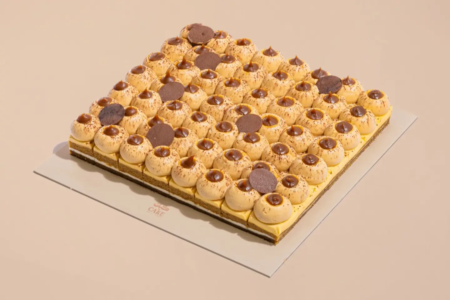 مكعبات التمر والبيكان والقشطه