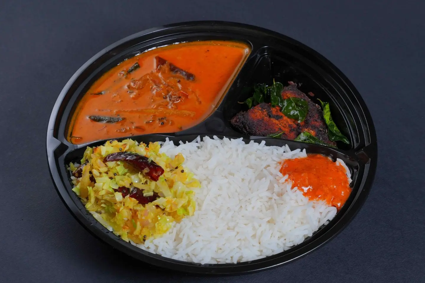 أرز أبيض سمك كاري سمك مقلي مخلل بوريال