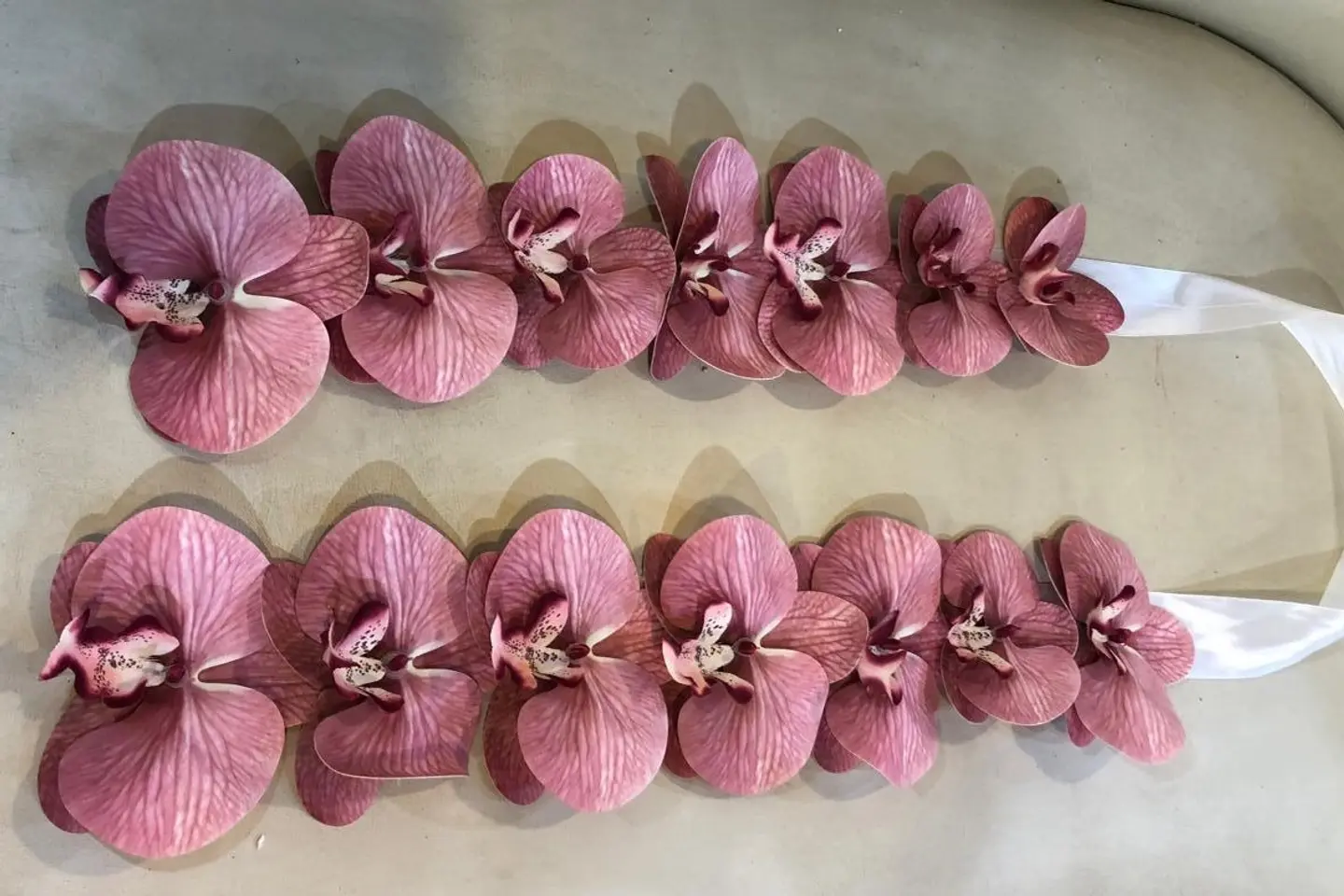 عقد بالورد الصناعي الاوركيد