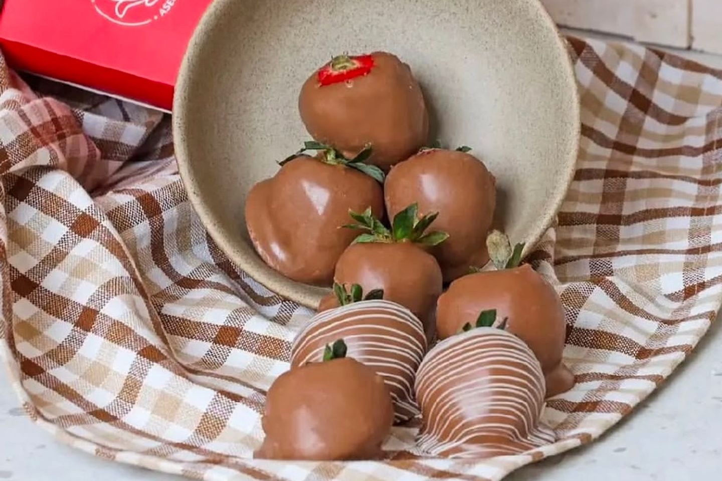 فراولة شوكولاتة ٤ حبات
