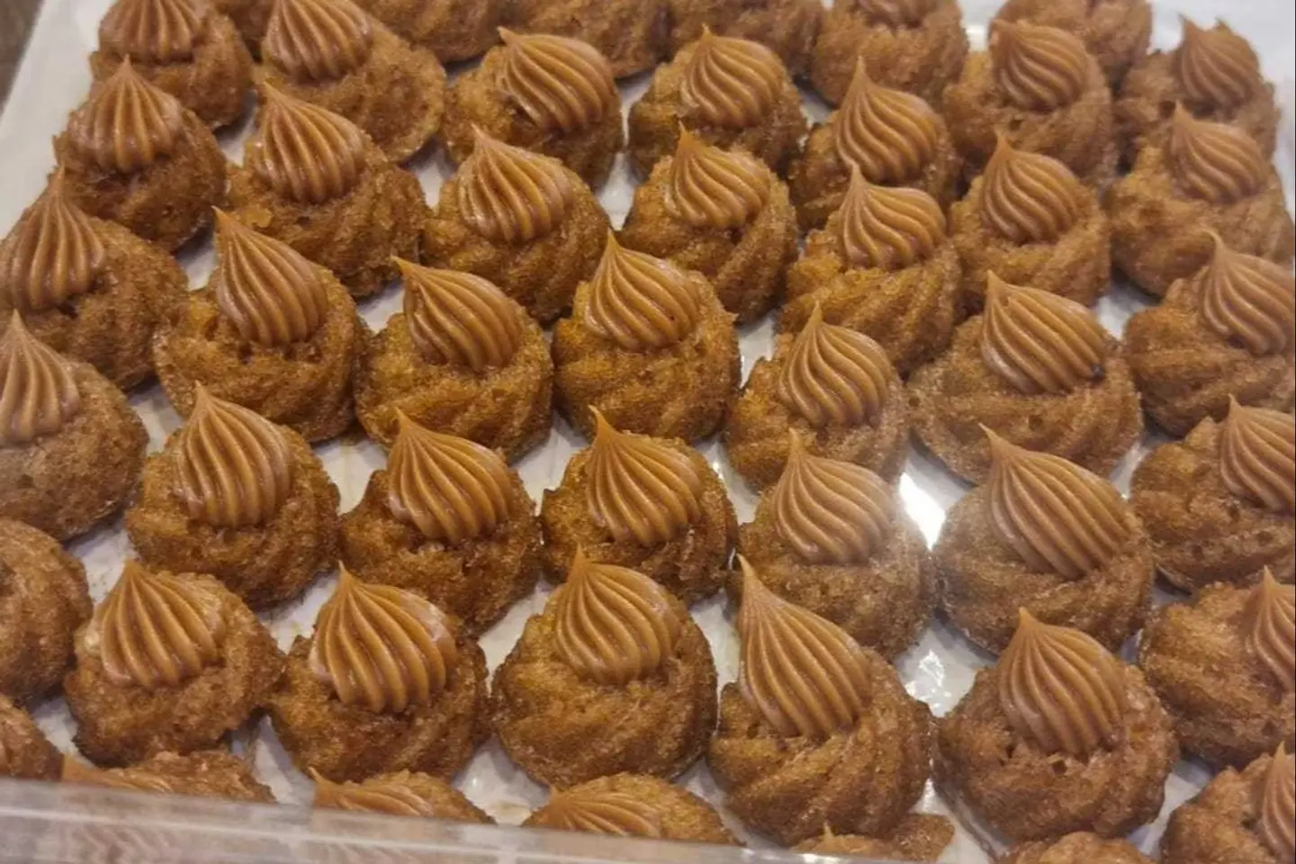 كب كيك مني مكرمل بدون بيض