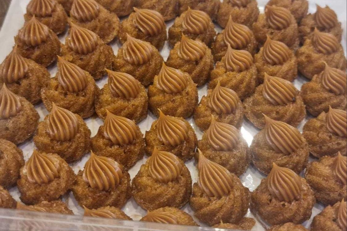 كب كيك مني مكرمل بدون بيض