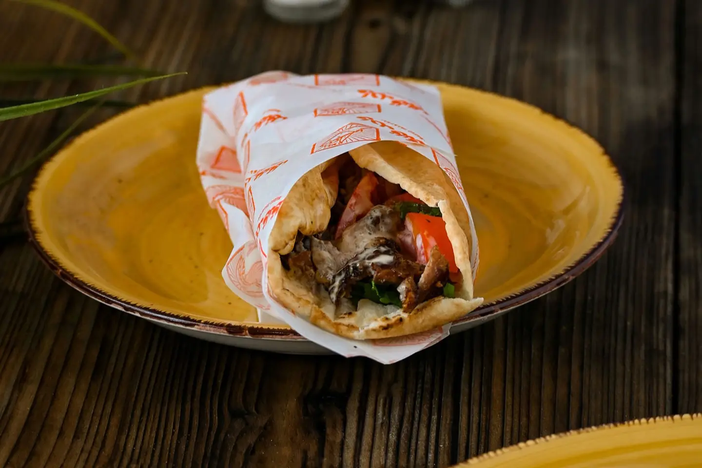 شاورما لحم خبز لبناني