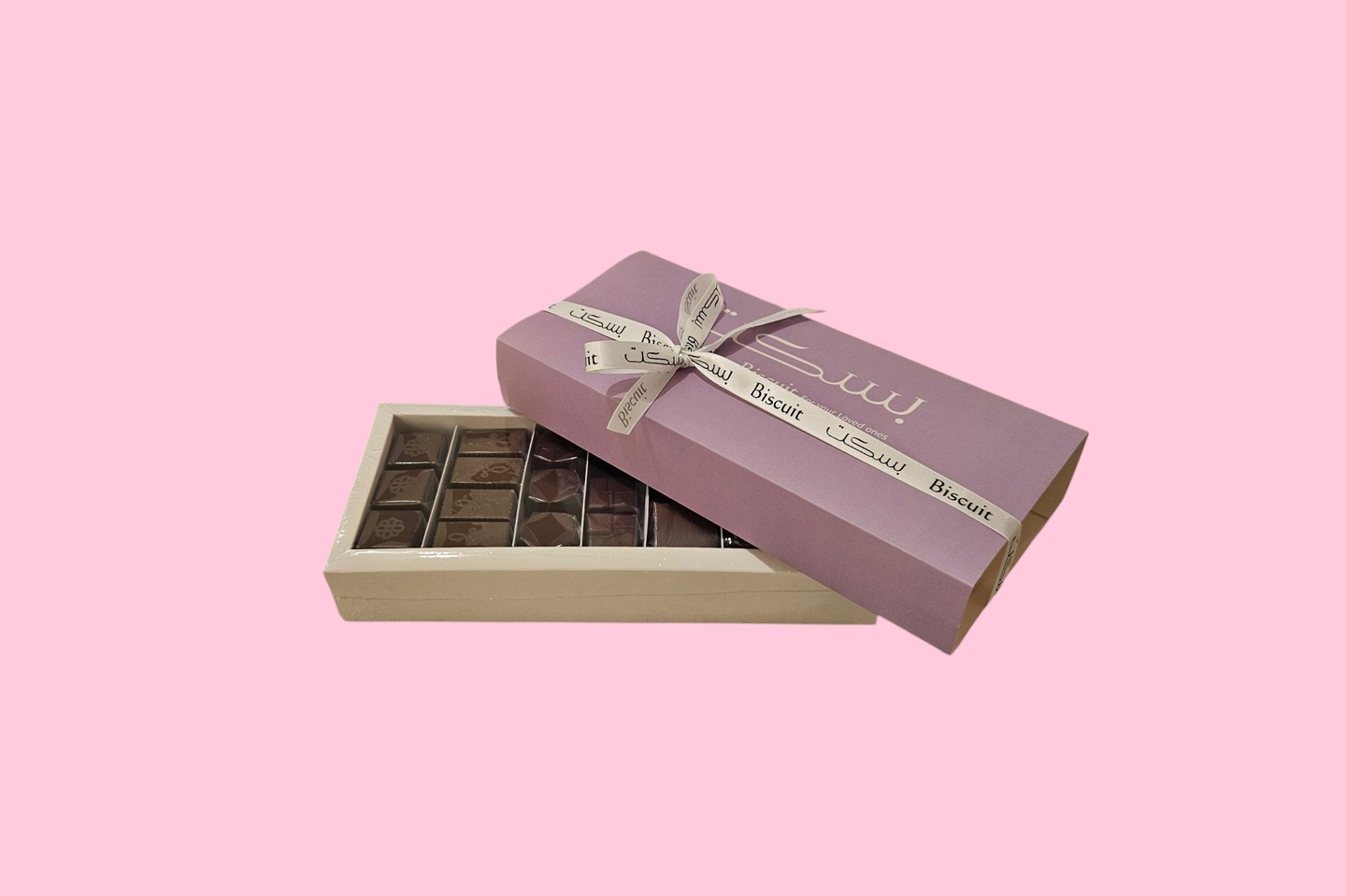 علبة شوكولاتة بالجكية وسط