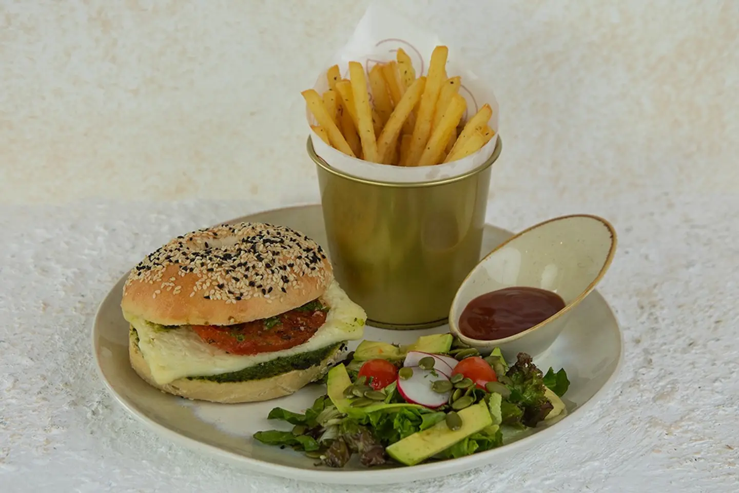 جبن الحلوم - مع السلطة والبطاطس